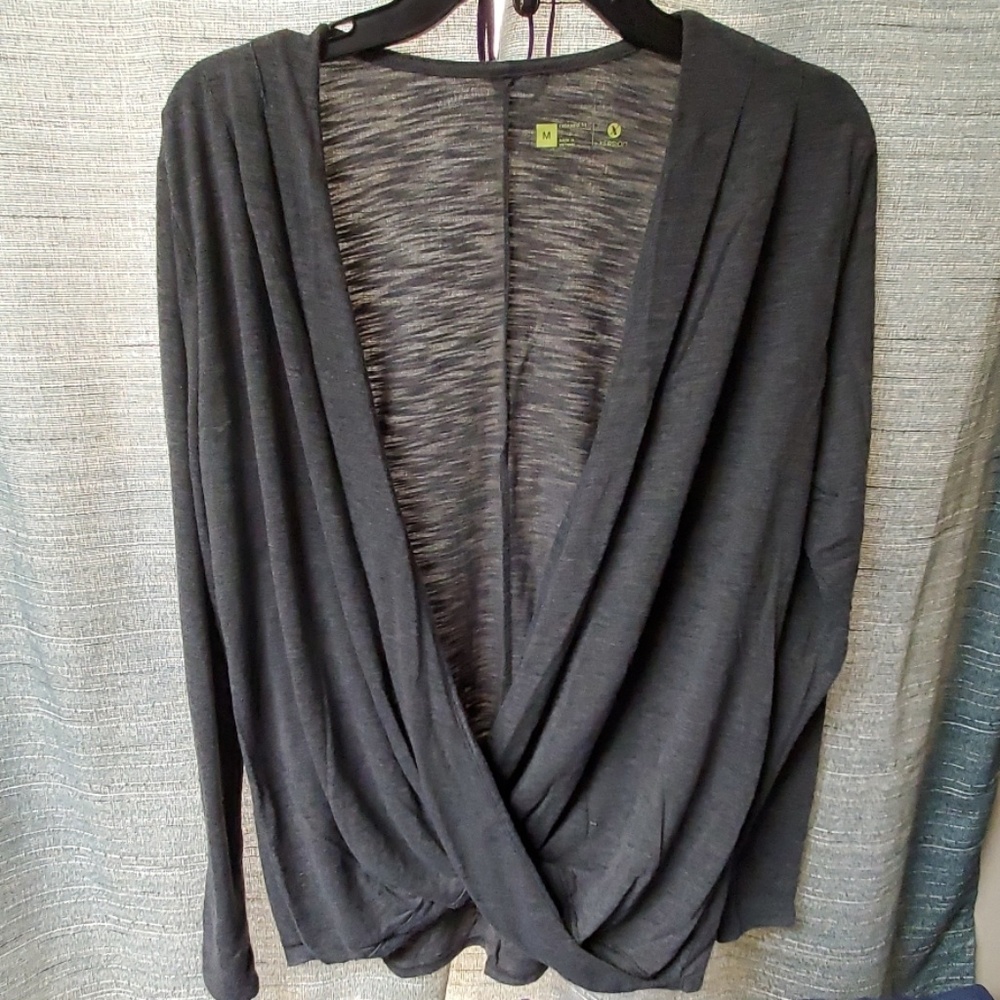 Xersion deep v neck yoga top w/ thumb holes